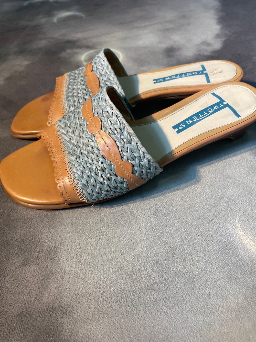 Trotters Women's Tan & Light Blue Woven Slide Mules | 7.5 - Picture 4 of 7